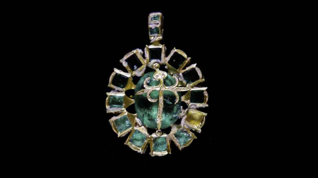 Image of earring with emerald.