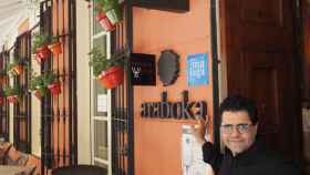 Antonio Fernández en la puerta de su restaurante Araboka.