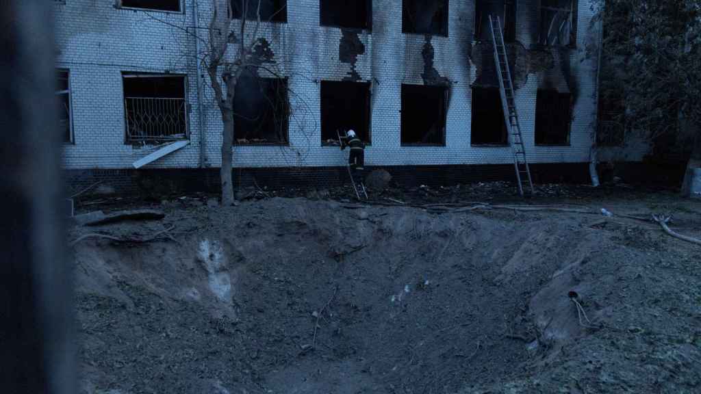 Imagen del cráter que han dejado las bombas lanzadas por Rusia contra el hospital de Mikolaiv.