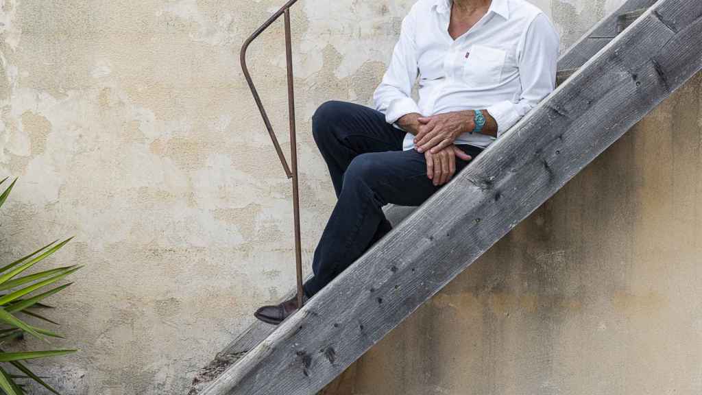 Alain Coumont sentado sobre una escaleras