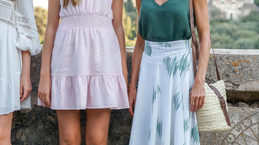 Las alpargatas que ha reciclado Letizia para este posado de verano.