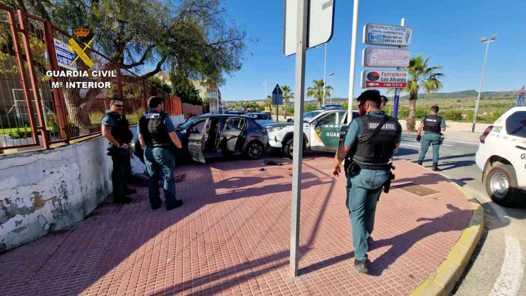 El momento de la detención de uno de los atracadores en San Miguel de Salinas tras su persecución por la autovía.