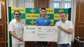 Entrega de los premios de la Vuelta a Zamora por parte de los componentes del Globalia-Zamora Enamora.