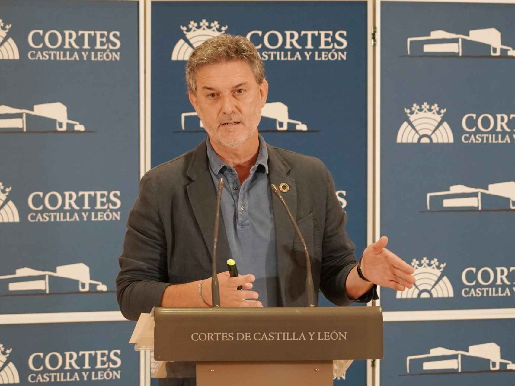 El portavoz de Medio Ambiente del Grupo Socialista, José Luis Vázquez, durante su rueda de prensa de este lunes en las Cortes.