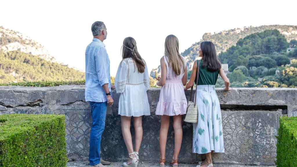 The Royal Family contemplating the landscape from the Cartuja de Valldemossa.