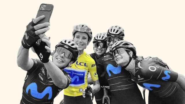 Van Vleuten celebra con sus compañeras del Movistar la victoria en el Tour de Francia femenino