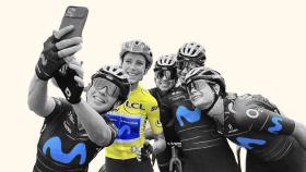 Van Vleuten celebra con sus compañeras del Movistar la victoria en el Tour de Francia femenino