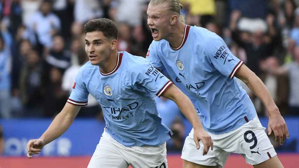 Julián Álvarez y Haaland celebran el gol del argentino con el Manchester City