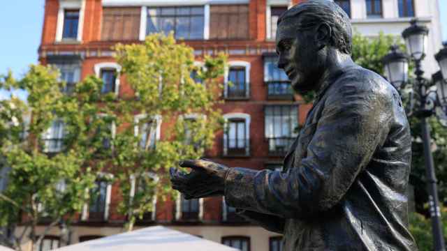 Han atacado la estatua de Federico García Lorca y han arrancado la alondra de sus manos.