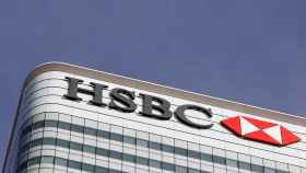 Logo de HSBC en una de sus sedes.