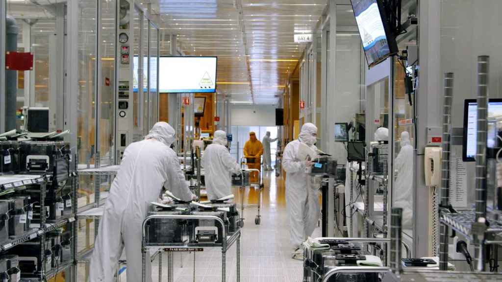Workers in a clean room of the semiconductor factory of the American chip company SkyWater Technology in Bloomington (Estados Unidos)