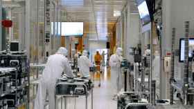 Trabajadores en una sala limpia de la fabrica de semiconductores de la compañía estadounidense de chips SkyWater Technology en Bloomington (Estados Unidos)