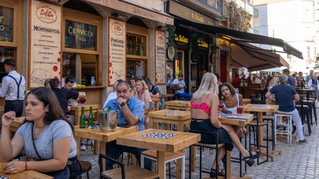 Imagen de las terrazas de varios bares en el Centro de Málaga.