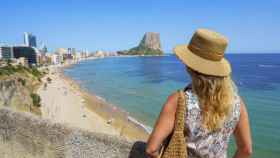 Una mujer contempla una playa de la Comunidad Valenciana.