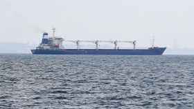 El buque de carga con bandera de Sierra Leona 'Razoni' saliendo del puerto de Odesa este lunes.