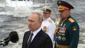 Vladimir Putin, junto al ministro de Defensa ruso, Sergei Shoigu (a la derecha de la imagen).