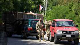Las tropas estadounidenses que forman parte de la KFOR se ven mientras los camiones bloquean una carretera en Zupce.