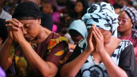 Mujeres nigerianas rezan en una iglesia católica.