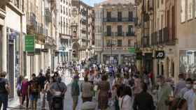 Gente paseando por la calle Toro de Salamanca