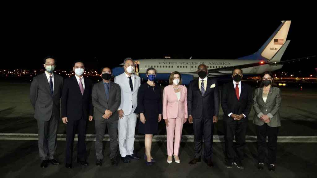 Nancy Pelosi a su llegada al aeropuerto de Taipéi, en Taiwán.
