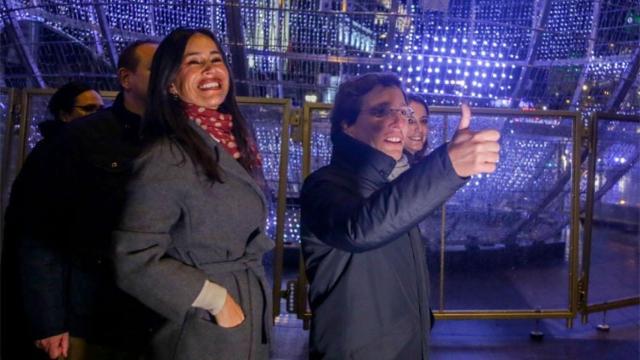 La vicealcaldesa de Madrid, Begoña Vilacís, y el alcalde José Luis Martínez-Almeida, durante el encendido navideño de 2019.