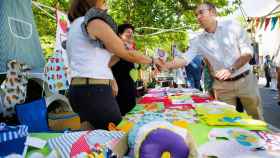 El alcalde de Ciudad Rodrigo, Marcos Iglesias, visita los puestos de venta en el Martes Chico