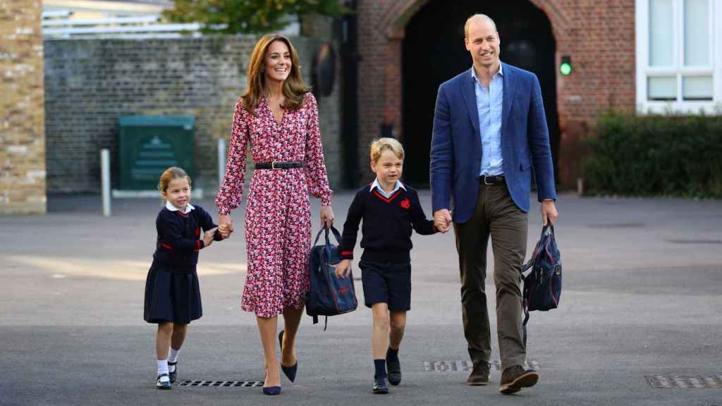 Los duques de Cambridge junto a sus hijos George y Charlotte en las puertas de su anterior colegio.