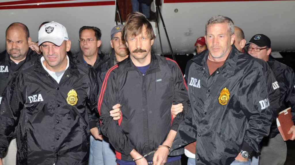 El preso Viktor Bout junto a agentes de la DEA