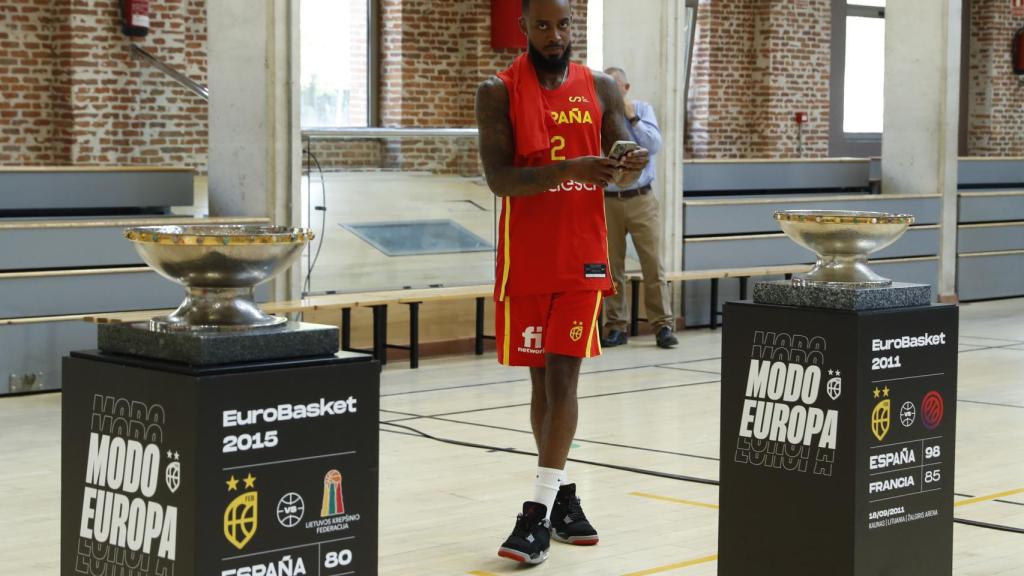 Lorenzo Braun, between two of the EuroBasket titles won by Spain.