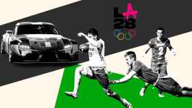 Un coche de las Olympic Virtual Series y jugadores de flag football.