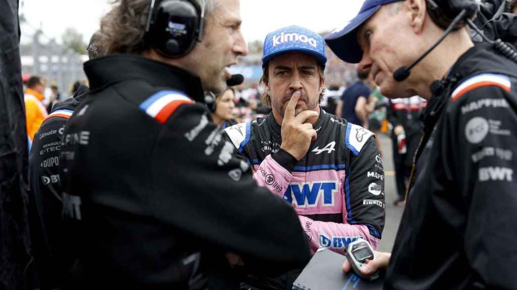 Fernando Alonso habla con sus mecánicos de Alpine en el Gran Premio de Hungría