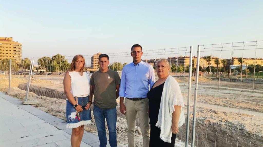 Responsables del PP de Seseña (Toledo) junto al solar del futuro instituto de El Quiñón.