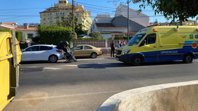 Imagen de la moto y el coche tras la colisión.