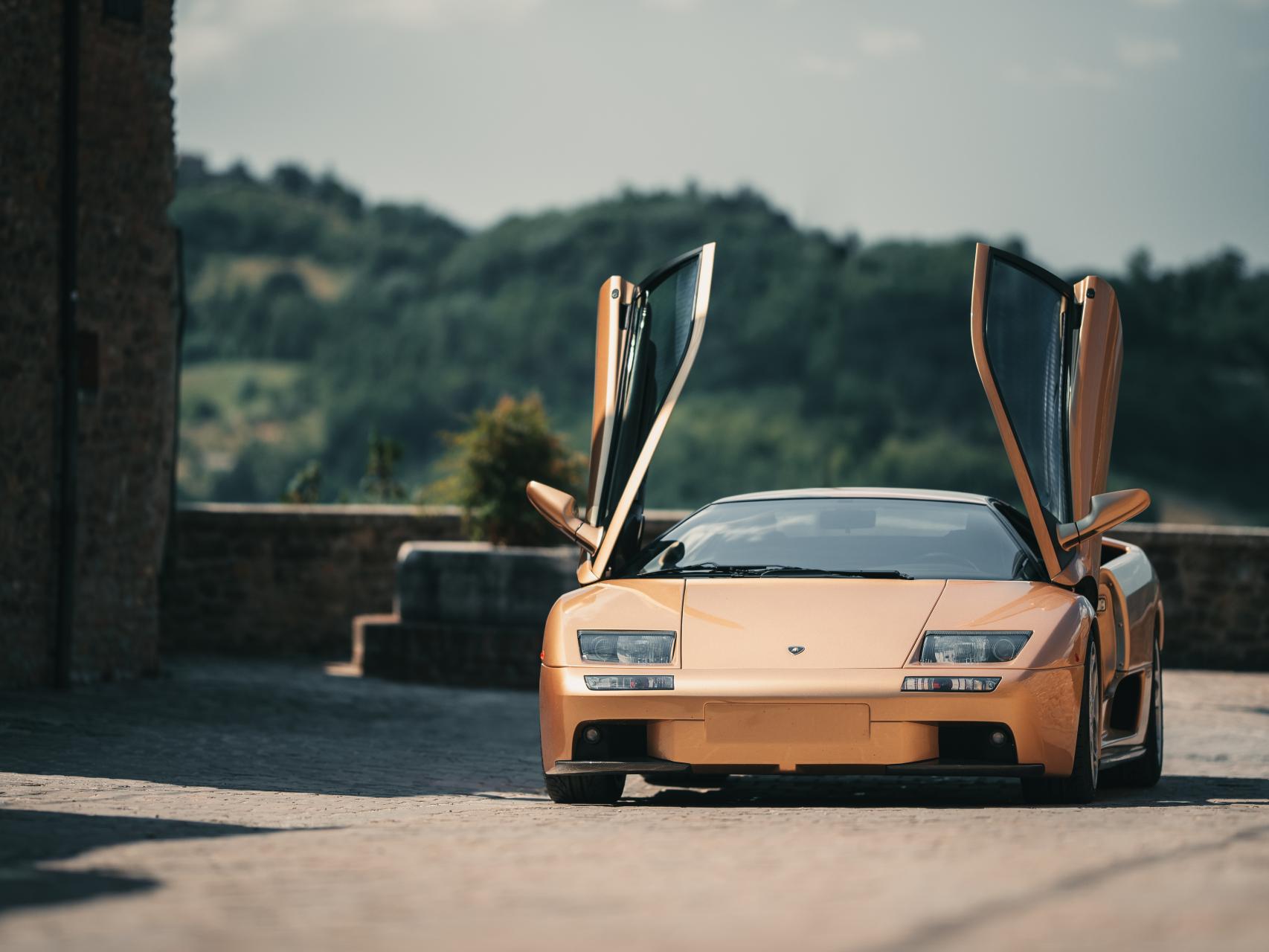 Al volante del Lamborghini Diablo, el heredero del Miura y del Countach