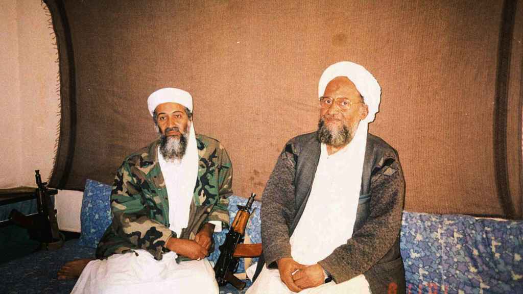 Osama bin Laden (izquierda) y Ayman al Zawahiri, en una imagen tomada en Afganistán en noviembre de 2001.
