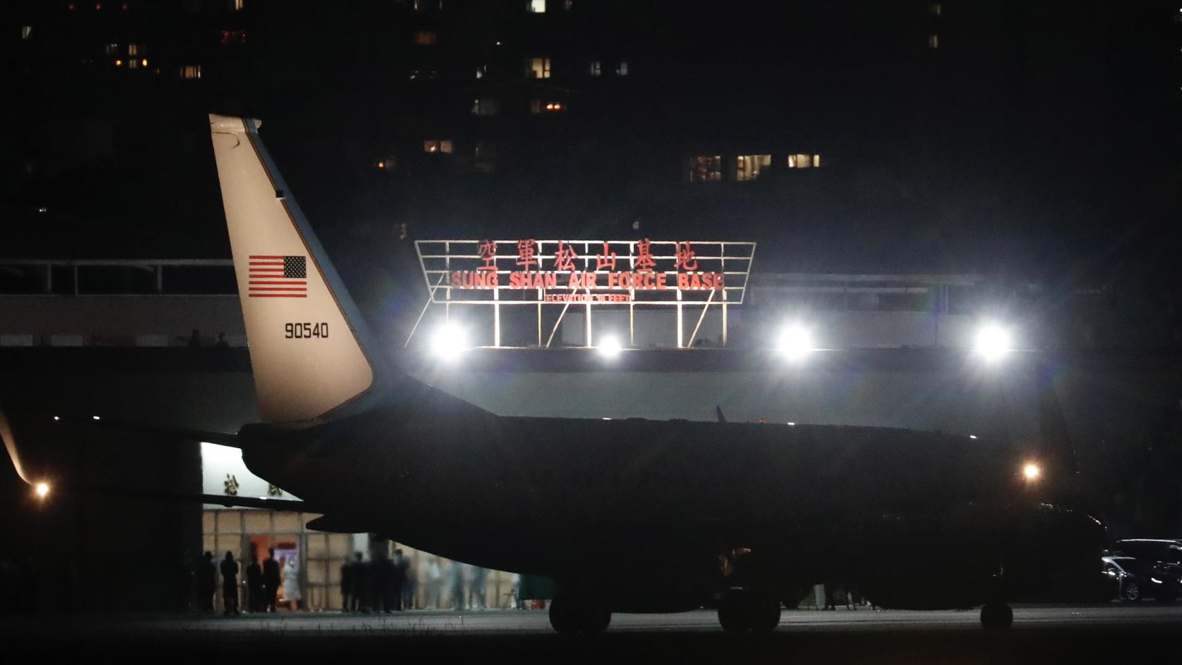 El vuelo SPAR19 de Boeing C-40C donde viajaba Nancy Pelosi tras aterrizar este martes en Taipéi.