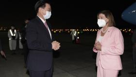 La presidenta de la Cámara de Representantes de EEUU, Nancy Pelosi, a su llegada a Taipei saludando al ministro de Exteriores taiwanés, Joseph Wu.