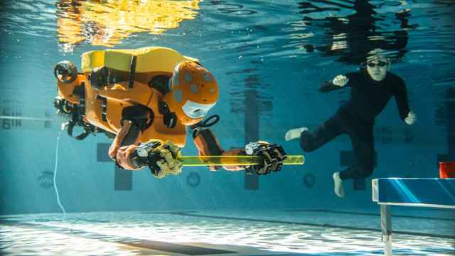 OceanOneK en una prueba en la piscina de Stanford