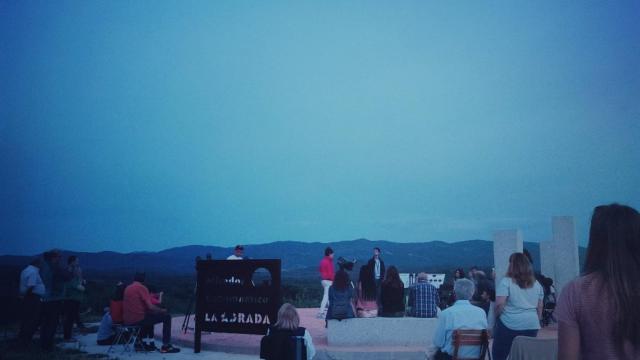 Varias personas observando la luna desde el Mirador de La Adrada