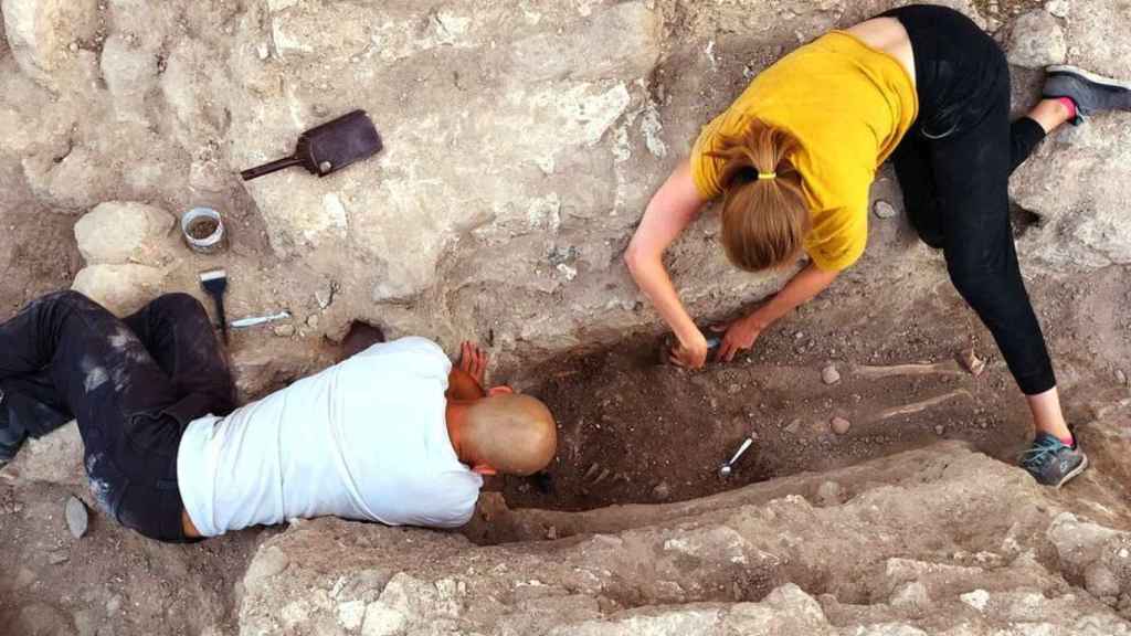 Excavación de una tumba de la necrópolis.