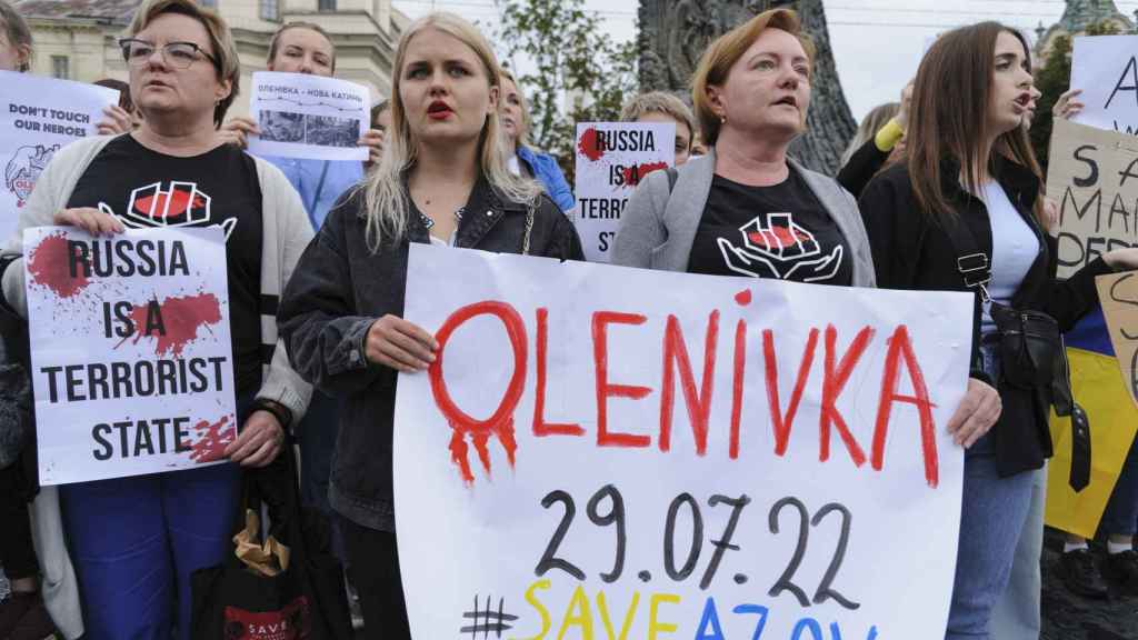 Manifestación en Leópolis contra Rusia por la matanza de los prisioneros ucranianos en Donetsk.