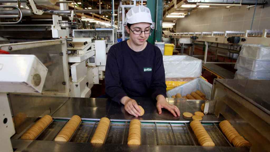 Una operaria trabaja en la fábrica de Gullón en Palencia