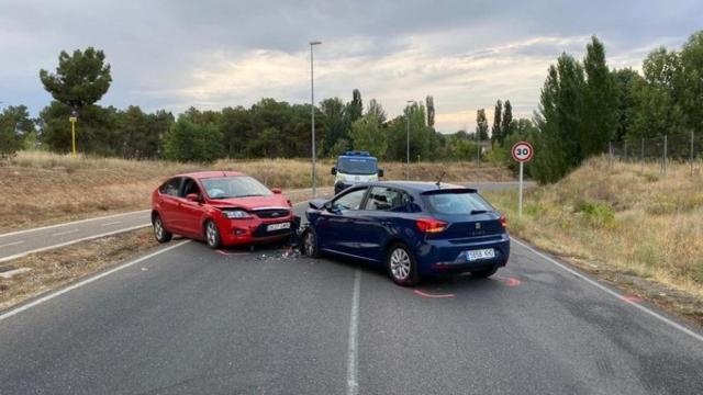 Los dos turismos colisionados en la carretera