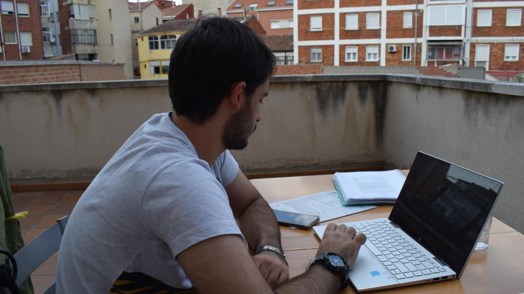 Jesús Martín ojeando grados de formación profesional en la web
