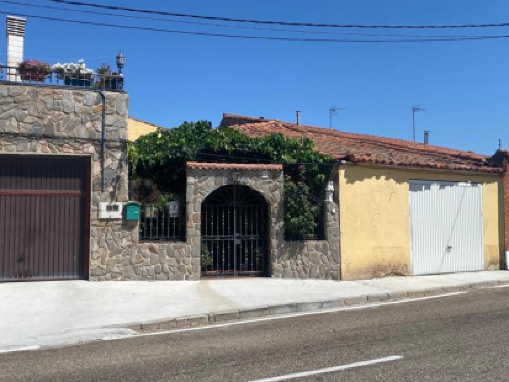 Fachada de la vivienda del alcalde de Entrala, tras las obras realizadas por el Ayuntamiento.