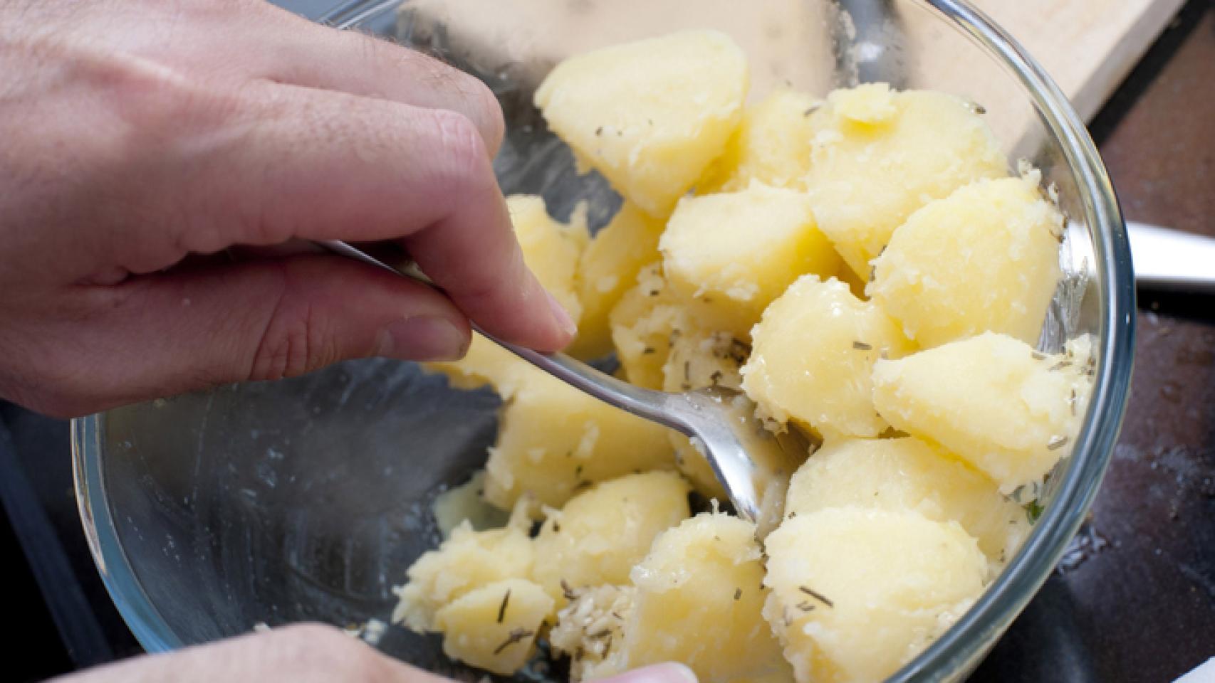 El tiempo necesario para cocer una patata en el microondas