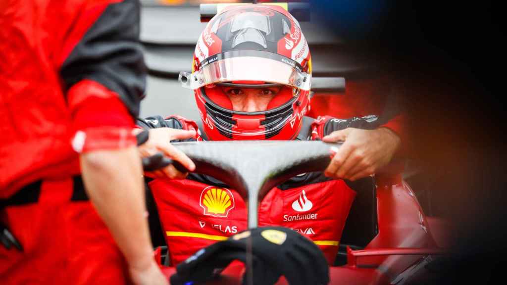 Carlos Sainz en el box de Ferrari en Hungría