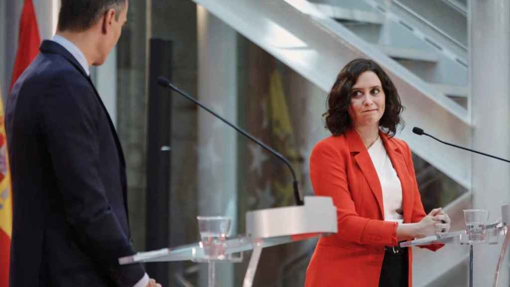 La presidenta de la Comunidad, Isabel Díaz Ayuso, y el presidente del Gobierno, Pedro Sánchez, ante los medios.