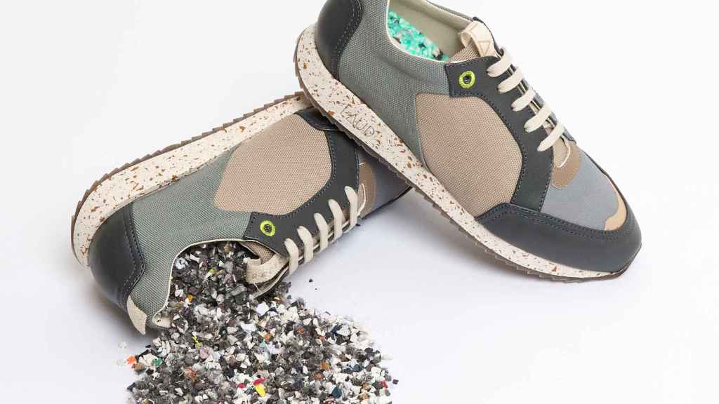 Estos zapatos veganos y formados por materiales reciclados nacen en Elche, ciudad por excelencia en España de la industria del calzado.