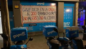 Carteles puestos por los trabajadores de GoPuff en un supermercado de la compañía en contra del ERE.